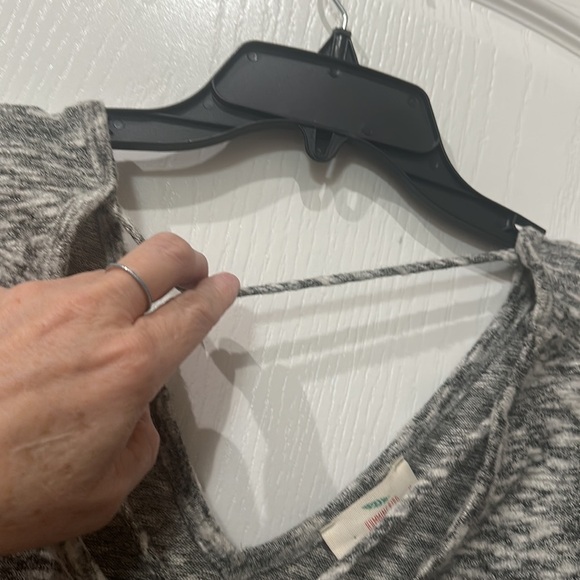 Hummingbird Sz  M blk/white crisscross front  V back l/s top NWOT - Picture 5 of 5